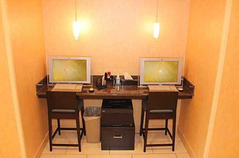 By Marriott Airport At Cascade Station Hotel 3*