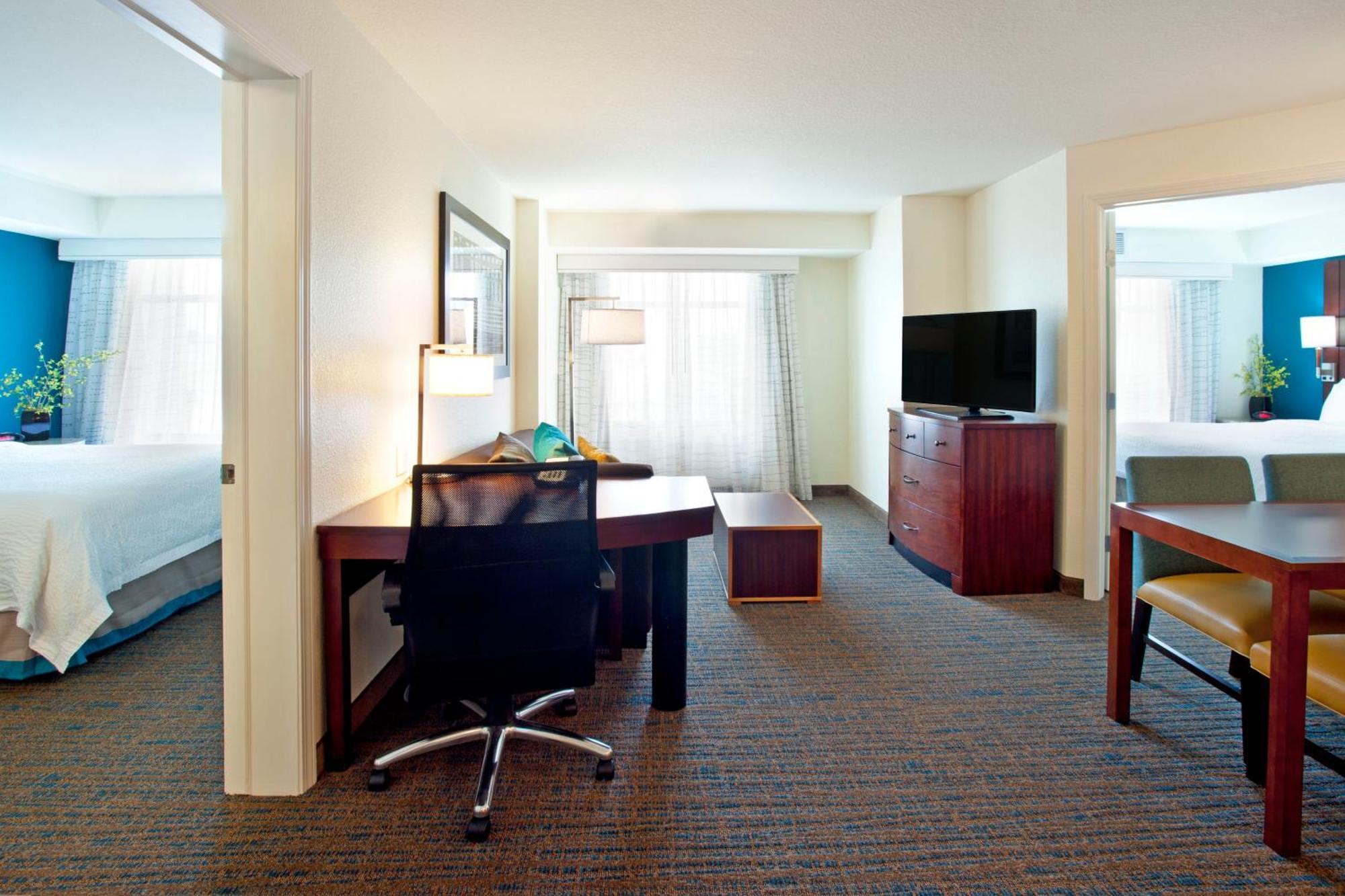 By Marriott Airport At Cascade Station 3*