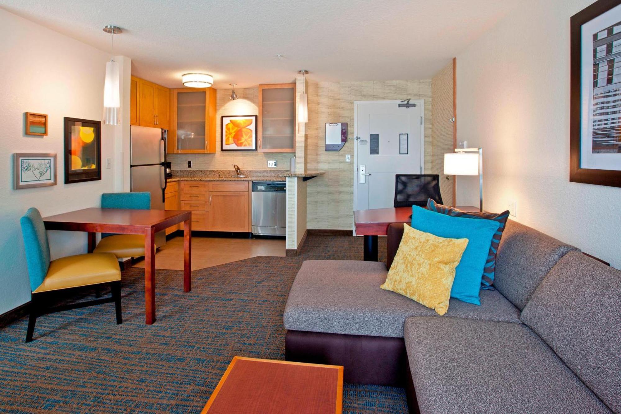 Hotel By Marriott Airport At Cascade Station 3*
