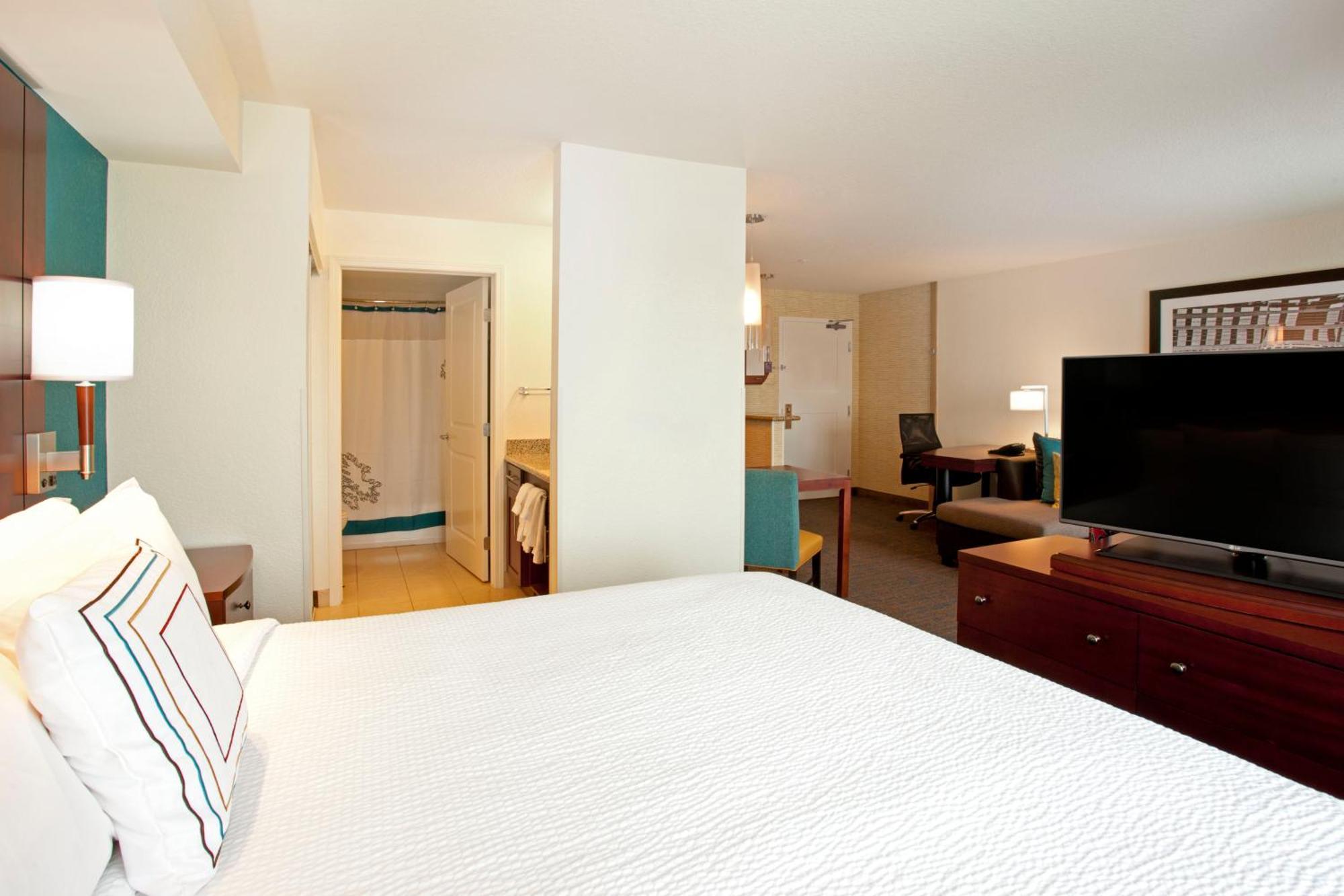 By Marriott Airport At Cascade Station 3*