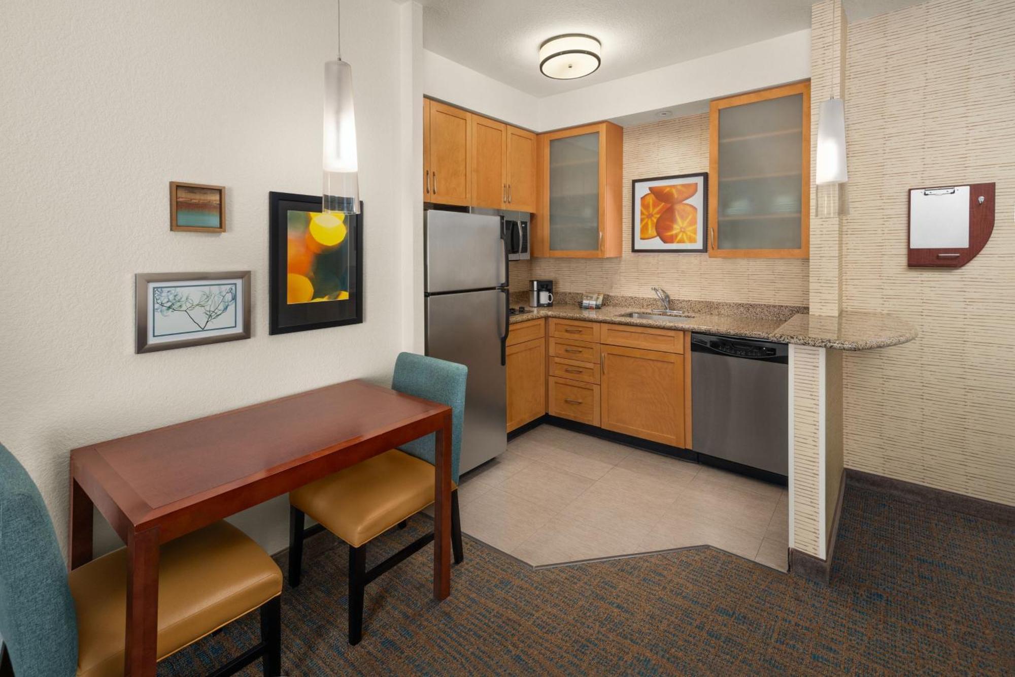 Hotel By Marriott Airport At Cascade Station