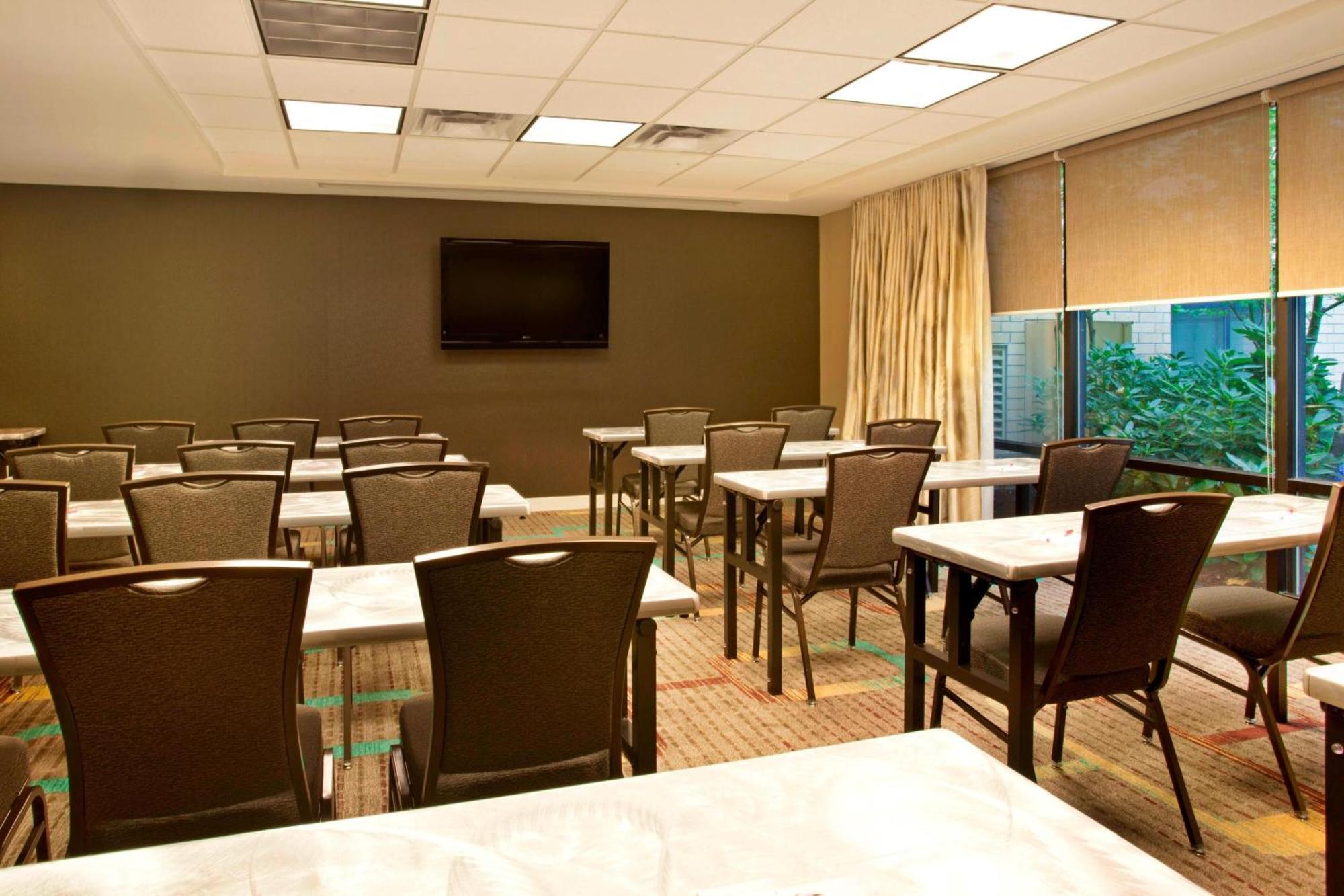 By Marriott Airport At Cascade Station Hotel 3*
