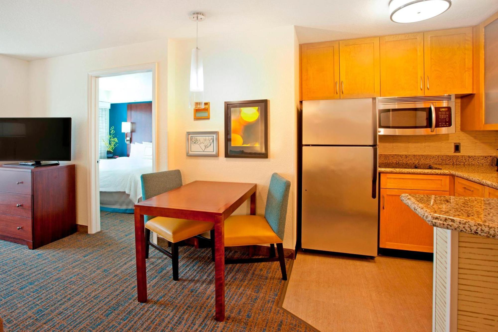 Hotel By Marriott Airport At Cascade Station 3*