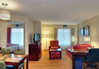 By Marriott Airport At Cascade Station Hotel 3*