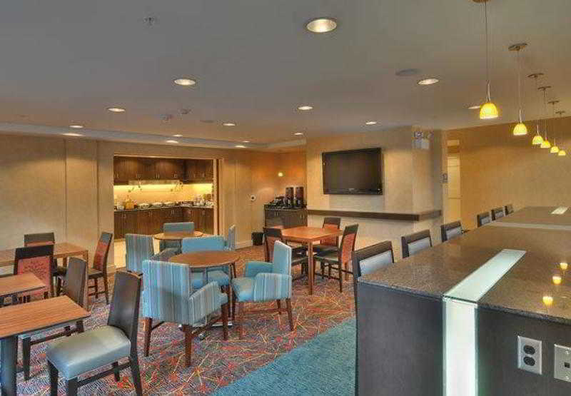 By Marriott Airport At Cascade Station Hotel 3*