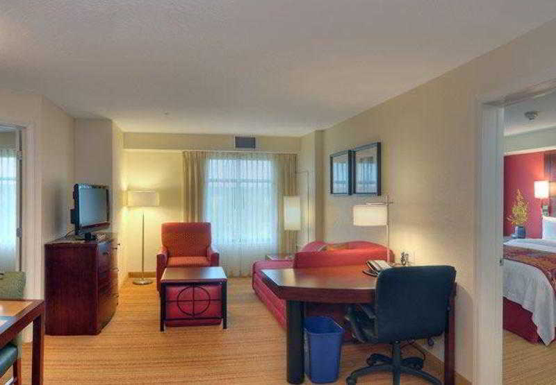 Hotel By Marriott Airport At Cascade Station