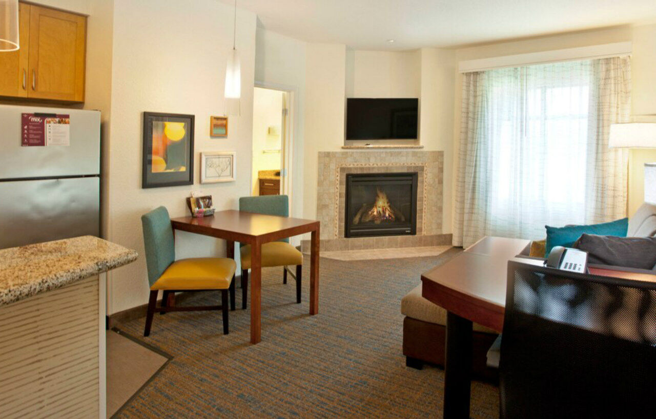 By Marriott Airport At Cascade Station Hotel 3*